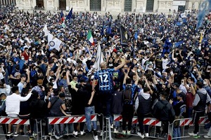 Fontana: assembramenti prevedibili e pericolosi. Prefetto: non si poteva chiudere piazza Duomo