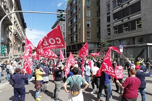 Corteo lavoratori Fedex blocca Piazza Tricolore