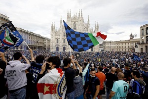 Scontro Sala - Moratti sugli assembramenti di domenica Scontro Sala - Moratti sugli assembramenti di domenica Fratelli d'Italia: assembramenti prevedibili Sala e Scavuzzo inerti