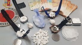 Imbottiva orologi di cocaina. Arrestato marocchino