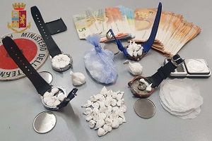 Imbottiva orologi di cocaina. Arrestato marocchino