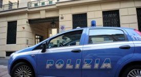 Aggredisce la ex e l'accoltella davanti ai figli