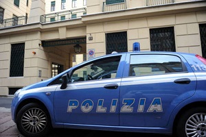 Aggredisce la ex e l'accoltella davanti ai figli
