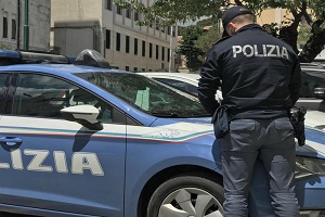 Marocchino prende a sprangate tre minorenni