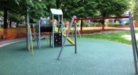 Via Rizzoli: la disfida dei giochi per bambini