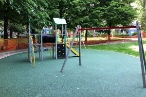 Via Rizzoli: la disfida dei giochi per bambini
