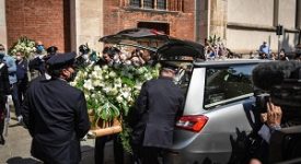 Funerale Fracci: applauso in chiesa e lacrime della famiglia