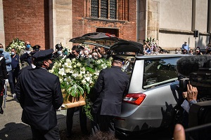 Funerale Fracci: applauso in chiesa e lacrime della famiglia