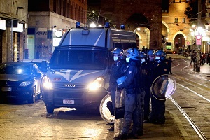 Rivolta contro la Polizia alle colonne di San Lorenzo