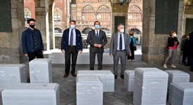 Venti sedute e due stele commemorative nella Loggia dei mercanti