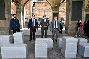 Venti sedute e due stele commemorative nella Loggia dei mercanti