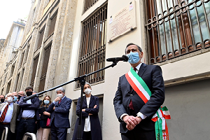Scoperta in via dei Piatti una targa dedicata a Enzo Tortora