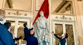 Una targa al Sindaco Antonio Greppi nel foyer della Scala