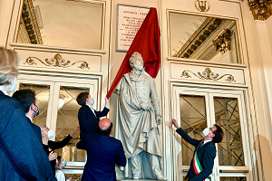 Una targa al Sindaco Antonio Greppi nel foyer della Scala