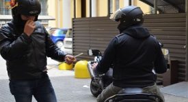 Due arresti per la truffa dello specchietto