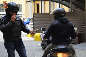 Due arresti per la truffa dello specchietto