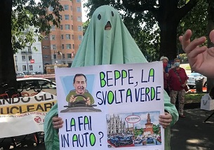 Gli ambientalisti contro Sala: "Beppe la rivoluzione verde la fai in auto?"