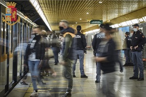 Controlli a Rogoredo e nella rete metropolitana: 17 ordini di allontanamento