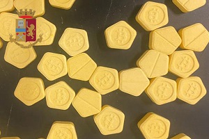 Arrestato spacciatore di pastiglie di anfetamina marchiate Bitcoin