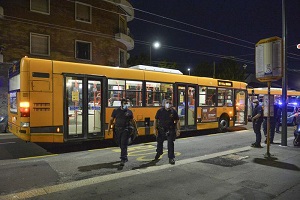 5 nordafricani tentano di dirottare autobus Danneggia autobus e minaccia autista