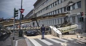 Trivella di 10 metri cade su un palazzo