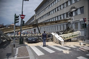 Trivella di 10 metri cade su un palazzo