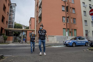 Uccide fratello a coltellate davanti alla madre