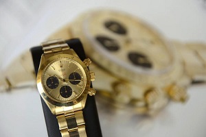 Vende orologi di lusso: truffato per 77mila euro Prova a comprare Rolex con un assegno falso: arrestato Donna derubata di brillanti e Rolex