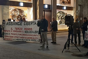 Milano si unisce all'appello per Julian Assange