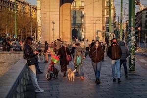 Uomo aggredito e accoltellato in piazza XXIV maggio