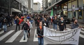 In piazza Duomo centinaia di manifestanti: nessuna tensione