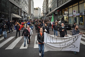 In piazza Duomo centinaia di manifestanti: nessuna tensione