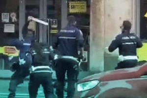 Camerunense prende a bastonate Agenti della Locale