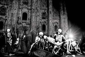 Sfilata di scheletri nella notte
