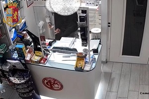Rapina tre farmacie in due ore: arrestato