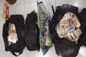 Arrestati due albanesi con 800.000 euro in contanti