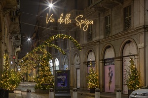 Si accendono le luci in via della Spiga