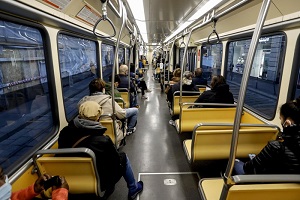 Trovato uomo svenuto e ferito su un bus