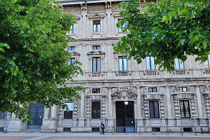 Cinquantaquattro offerte per otto spazi commerciali