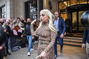 Lady Gaga a Milano: grazie a sanitari per il loro coraggio
