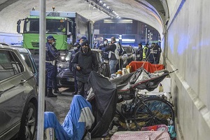 Tunnel Stazione Centrale. Lega: da Granelli falsità Sgomberati clochard dai tunnel della Centrale