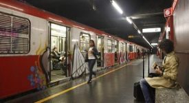 Uomo in galleria: bloccata la metro