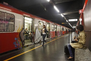 Uomo in galleria: bloccata la metro