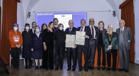 Il premio Asilo Mariuccia va un giornalista. Domenico Iannaccone riceverà oggi l’ambito riconoscimento milanese per aver firmato documentari di impatto sociale su Rai 3, oltre che per il suo prestigioso curriculum in cui si contano ben 3 vittorie del Premio Ilaria Alpi. Il Premio Asilo Mariuccia viene infatti assegnato a personalità che abbiamo dimostrato un grande impegno sociale, devono cioè aver legato la propria esperienza al concetto di Bene Comune che è tutt’ora il principio ispiratore della centenaria istituzione milanese. Negli anni scorsi sono stati infatti premiati, solo per citarne alcuni, Annalori Ambrosoli, la giornalista Elisabetta Soglio, l’Ex Prefetto Luciana Lamorgese e l’Arcivescovo di Milano. Quest’anno va a Iannaccone: “Abbiamo voluto sottolineare quanto l’impegno sociale nelle proprie attività lavorative sia importante – spiega Camillo de Milano, presidente dell’Asilo Mariuccia – e oggi la stampa ha un ruolo ancora più importante perché siamo sommersi dalle emergenze come quelle migratorie, saper raccontare bene il presente è un valore essenziale” A proposito il giornalista dichiara: “Nella mia professione ho sempre cercato di raccontare la parte più fragile della società. Per questo sono doppiamente onorato di ricevere un premio così prestigioso da chi, come la Fondazione Asilo Mariuccia, opera da anni per la tutela e il sostegno di donne e minori” ha commentato Iannaccone.