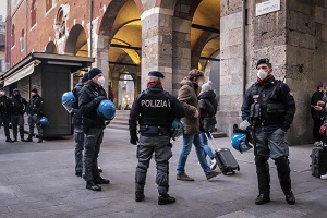 Molesta ragazza in piazza Duomo: arrestato