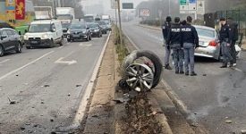Tre marocchini fuggono dalla Polizia e si schiantano in via Natta