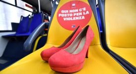 Picchia donna per strada e le rompe il naso