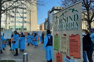 Protesta degli infermieri davanti al Pirellone
