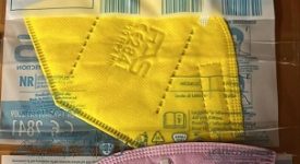 Prima le mascherine rosa ora giallo canarino