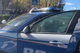 Poliziotti feriti a Taranto colpiti pure dai no greenpass: "Dispiace che non sono morti"